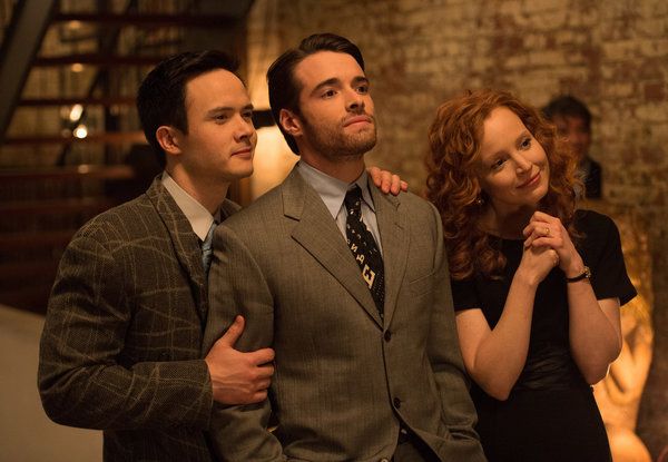 Scéna z Zaujímavosti, s zľavami Jeffrey Omura, Corey Cott a Lauren Ambrose.