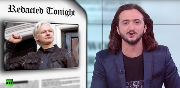 Een afbeelding van Julian Assange, links, op Redacted Tonight, een RT America-programma georganiseerd door Lee Camp en gesponsord door de Russische regering.