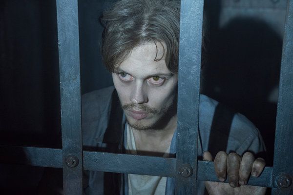 Nova oddaja Hulu Castle Rock, čeprav je bila navdihnjena z liki in nastavitvami dela Stephena Kinga, pripoveduje izvirno zgodbo o smrtno obsojenem odvetniku, ki se je vrnil v svoj rojstni kraj, ko v kletki v Shawshanku odkrijejo mladeniča (ki ga igra Bill Skarsgard). zapor.