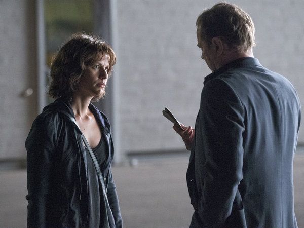 Claire Danes et Sebastian Koch dans Homeland.