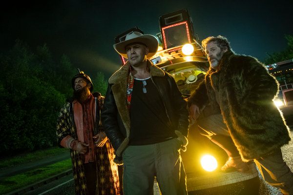 Zľava, Guz Khan, Billy Zane a Jason Thorpe v zákaze vychádzania, premiéra v pondelok na kanáloch káblových systémov Spectrum na požiadanie.