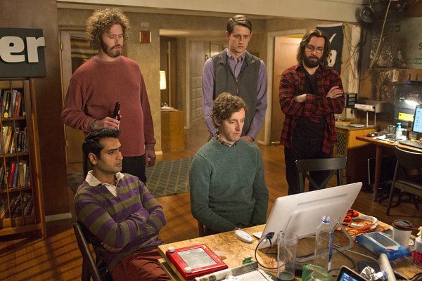 Zgodnie z ruchem wskazówek zegara od lewej strony, Kumail Nanjiani, T.J. Miller, Zach Woods, Martin Starr i Thomas Middleditch w Dolinie Krzemowej.