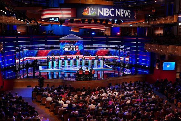 A primeira noite dos debates presidenciais democratas em Miami, que foi marcada por uma falha no microfone.