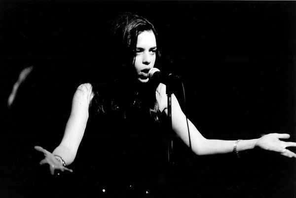Maggie Estep presenterte arbeidet sitt på scenen i 1993. I tillegg til poesi skrev hun flere mysterieromaner satt i New York.