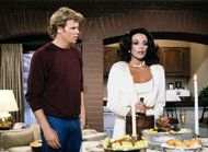 Als der hinterhältige Alexis der ursprünglichen Dynasty beeinflusste Joan Collins (hier mit Al Corley) die Damenmode in den 1980er Jahren.