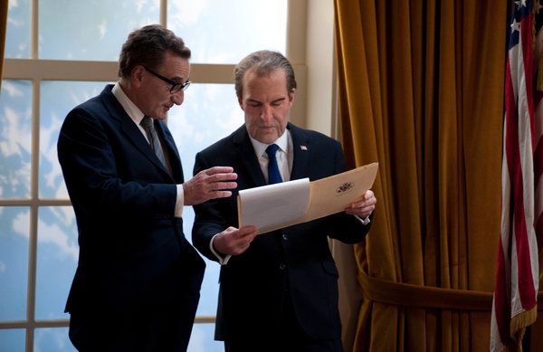 Harry Shearer, vpravo, ako Richard M. Nixon, s Henrym Goodmanom ako Henry A. Kissinger vo filme Nixon