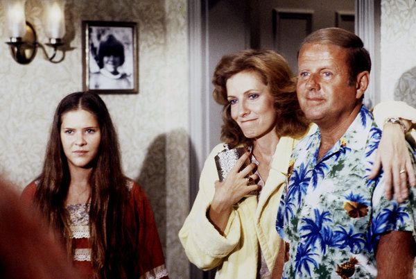 Dick Van Patten, desno, s Connie Needham, lijevo, i Betty Buckley, glumio je oca iz predgrađa u emisiji Eight Is Enough.