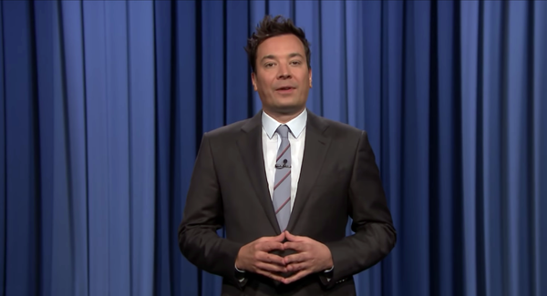 Jimmy Fallon imaginou a reação do presidente Trump ao lançamento de mais de 2.000 páginas de depoimentos relacionados ao encontro de seu filho com um advogado russo: Você me perdeu com 2.000 páginas.