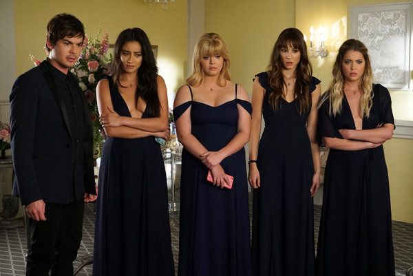 Från vänster: Tyler Blackburn, Shay Mitchell, Sasha Pieterse, Troian Bellisario och Ashley Benson i Pretty Little Liars.