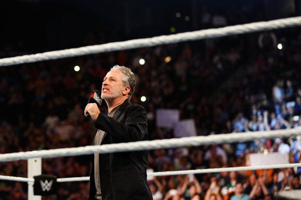 Jon Stewart prowadzi WWE SummerSlam 2015 w Barclays Center.