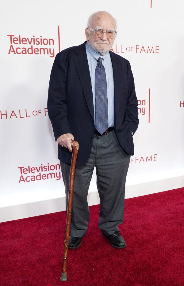 Ed Asner, som er 91, vil miste dekningen når endringer i SAG-AFTRA Health Plan trer i kraft i 2021 fordi han ikke vil nå en ny inntjeningsgrense, heter det i søksmålet.