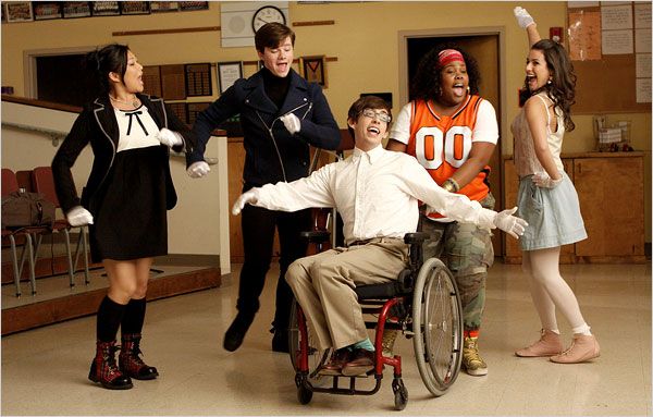 Utorková ukážka Glee, relácie Fox o nezletilých členoch stredoškolského hudobného súboru, predstavuje zľava Jenna Ushkowitz, Chris Colfer, Kevin McHale, Amber Riley a Lea Michele. Týždenná séria má začať na jeseň.