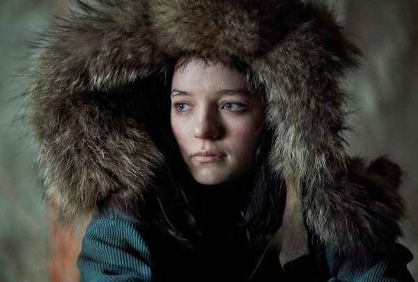 Esme Creed-Miles als het titelpersonage in