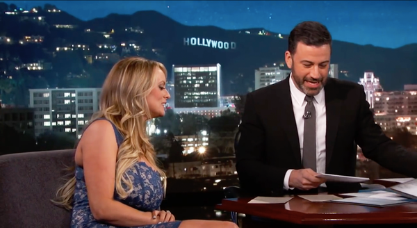 Stephanie Clifford, a ex-atriz de filmes pornográficos conhecida como Stormy Daniels, examinou documentos com Jimmy Kimmel na terça-feira.