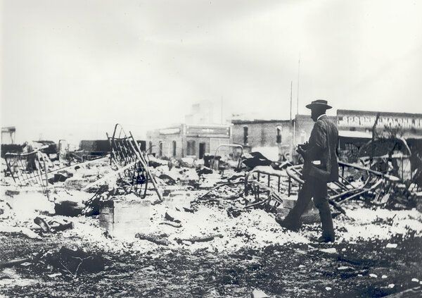 Ruševine po uničenju okrožja Greenwood, kot je prikazano v dokumentarnem filmu Tulsa Burning: The Race Massacre 1921.