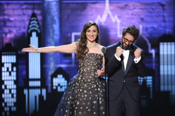 Sara Bareilles y Josh Groban fueron los anfitriones de la noche del domingo