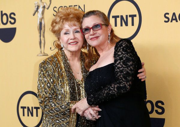 Debbie Reynolds, odeszła, z córką Carrie Fisher po odebraniu nagrody za całokształt twórczości na 21. dorocznej gali Screen Actors Guild Awards w Los Angeles w zeszłym roku.