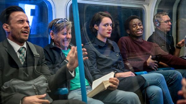 Phoebe Waller-Bridge, terza da sinistra, a Fleabag.