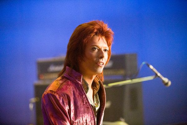 Ο Noah Bean ως David Bowie στο Vinyl.