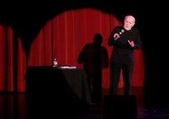 George Carlin, her i 2008, er en av de konvolutt-pushende komikerne i CNNs History of Comedy.