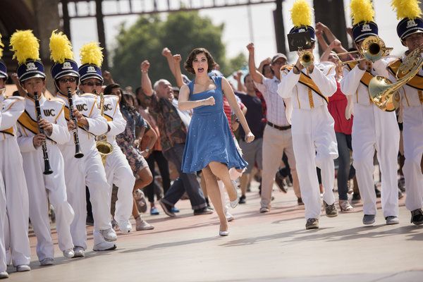Crazy Ex-Girlfriend, музикален сериал по CW, с участието на Рейчъл Блум като адвокат, който следва стара любов без негово знание.