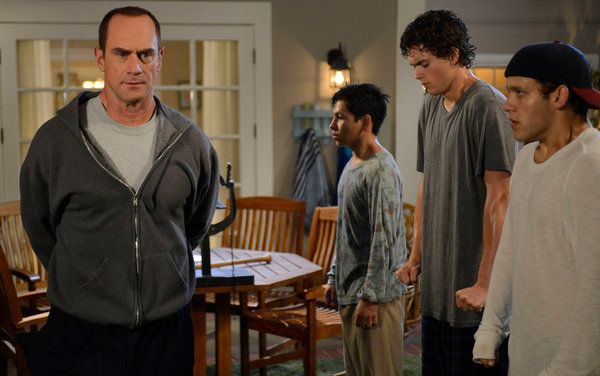 Christopheris Meloni, iš kairės su Kevinu Hernandezu, Connoru Buckley ir Tyleriu Fodenu, 1991 m. vaidina griežtą tėvą filme „Išgyventi Jacką on Fox“.