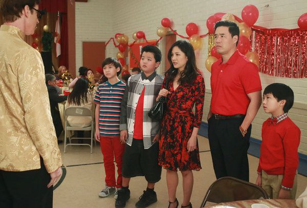 Slijeva Rob Huebel, Forrest Wheeler, Hudson Yang, Constance Wu, Randall Park i Ian Chen u Fresh Off the Boat.