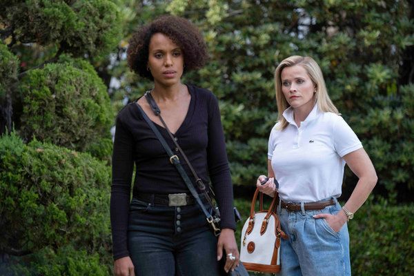 Kerry Washington, links, en Reese Witherspoon in Little Fires Everywhere.