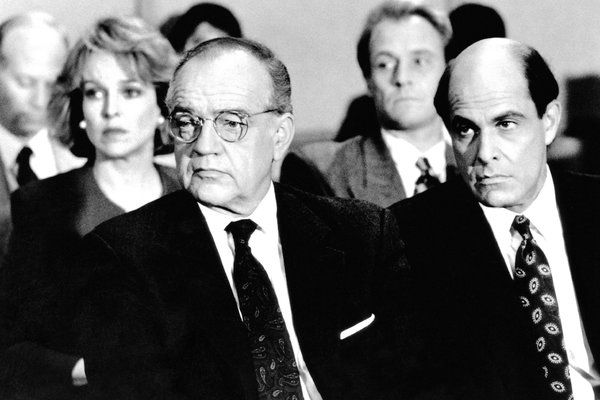 Richard Dysart, a sinistra, come fondatore di uno studio legale di Los Angeles, con, da sinistra, Jill Eikenberry, Corbin Bernsen e Alan Rachins.