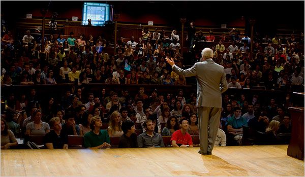 Prof. Michael J. Sandel von Harvard lehrt am Sanders Theatre in Cambridge, Massachusetts.