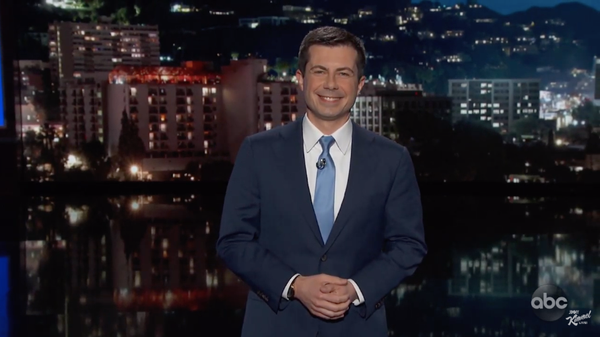 Jimmy Kimmel Live-Gastmoderator vom Donnerstag, der Politiker Pete Buttigieg, sagte, dass man, wenn man kein echtes Publikum hat, eines vortäuschen muss, genau wie bei Trumps Amtseinführung.
