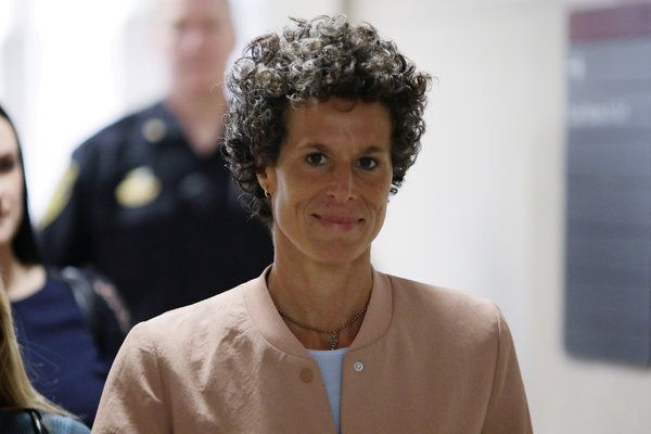Η Andrea Constand, η οποία λέει ότι ο Bill Cosby την ναρκωτικά και την κακοποίησε σεξουαλικά, εξετάστηκε από την ομάδα υπεράσπισης του τη Δευτέρα.