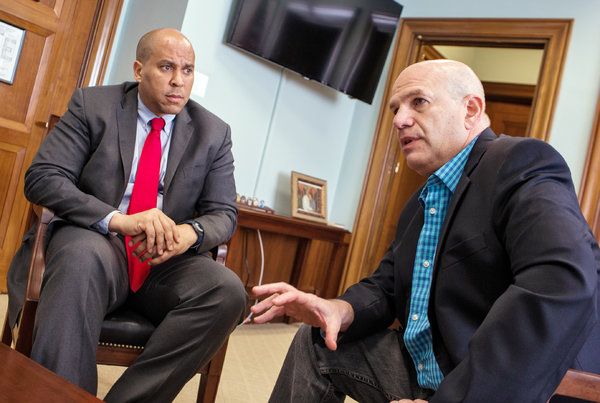 Senator Cory Booker, lijevo, i David Simon, tvorac HBO-ove emisije Show Me a Hero, raspravljaju o slučaju desegregacije Yonkersa, siromaštvu, rasi i stanovanju.