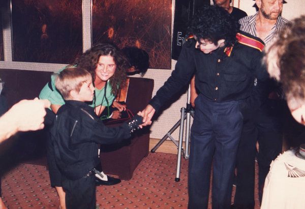 Wade Robson se je prvič srečal z Michaelom Jacksonom leta 1987. Je eden od dveh moških v filmu Leaving Neverland.