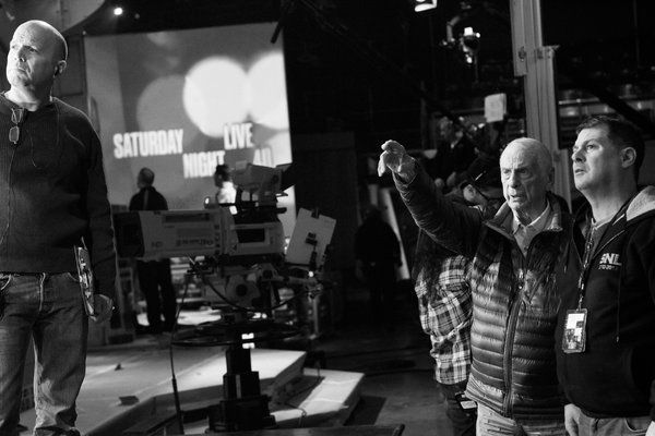 Phil Hymes, drugi od prawej, na planie Saturday Night Live z reżyserem oświetlenia, Geoffem Amoralem, na niedatowanym zdjęciu. Pan Hymes był za kulisami S.N.L. od 1976 do 2018 roku.