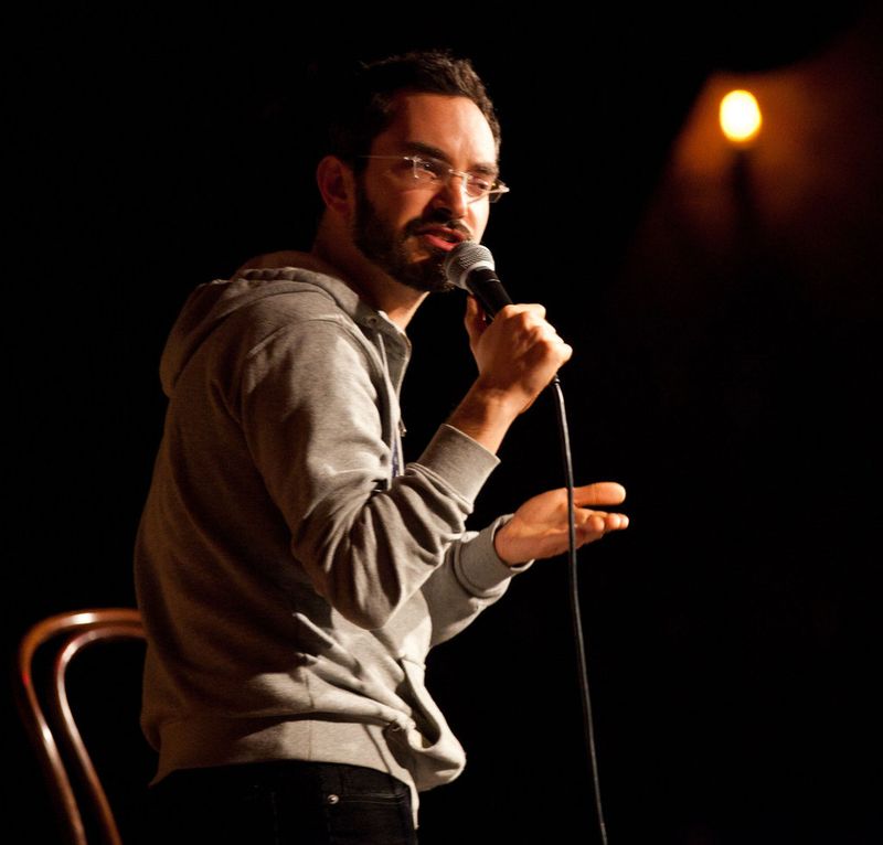 Комик Майк Каплан уточняет свой материал на Stand Up NY.