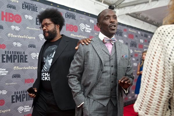 Questlove la en vennlig hånd på Michael K. Williams skulder på den røde løperen før visningen av HBOs Boardwalk Empire sesong 4 i New York i 2013.