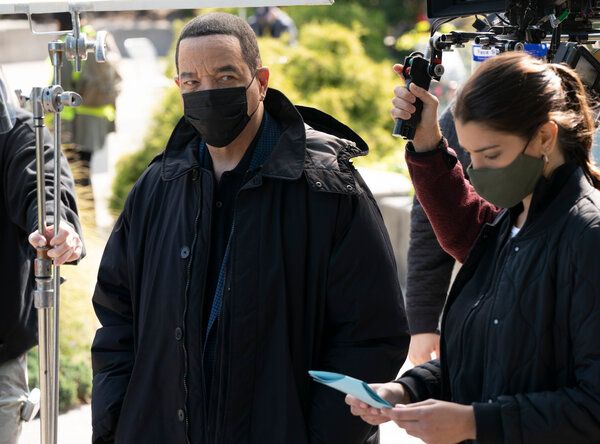 La fel ca multe alte emisiuni de televiziune, Law & Order: SVU a trebuit să se adapteze pentru a relua producția în timpul pandemiei. Actorii Ice-T și Jamie Gray Hyder au filmat un episod recent.