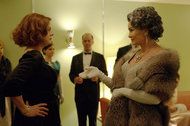 Susan Sarandon, levo, in Jessica Lange v Fevdu: Bette in Joan.