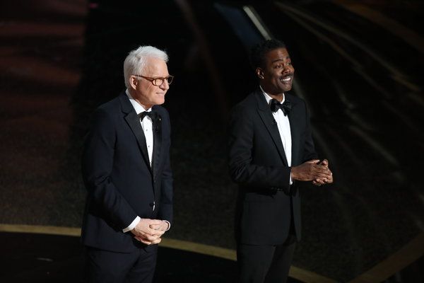 Steve Martin, links, en Chris Rock behoorden tot de artiesten die centraal stonden, althans tijdelijk, in weer een andere gastheerloze Oscars.