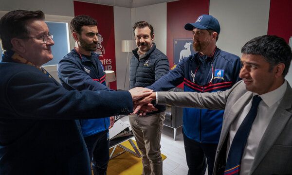 Od lewej Jeremy Swift, Brett Goldstein, Jason Sudeikis, Brendan Hunt i Nick Mohammed w Tedzie Lasso.