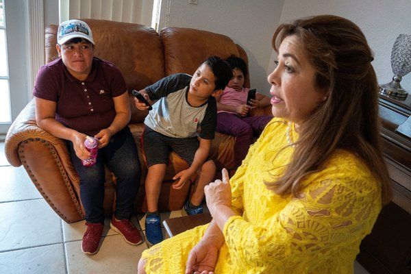 Imigrantų aktyvistė Nora Sandigo kartu su dokumentų neturinčia imigrante 25 metų Maria ir jos vaikais 12 metų Pedro ir 10 metų Luzu išvyko į savo namus Majamyje.