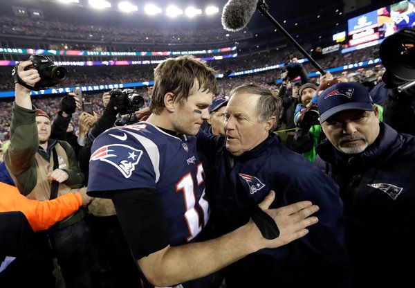 Tom Brady, środek, z trenerem Billem Belichickiem z New England Patriots.