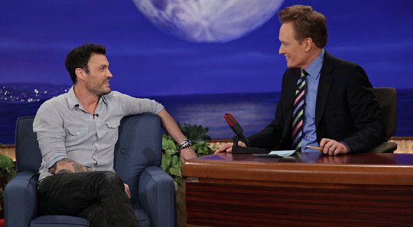 O ator Brian Austin Green com Conan O’Brien, que, de brincadeira, defendeu ter um programa na TV a cabo