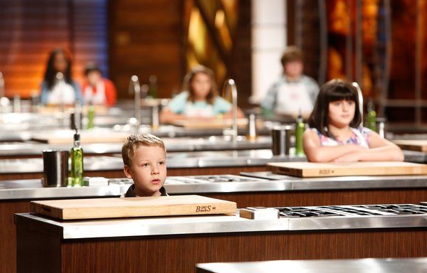 Родители не часто присутствуют на шоу MasterChef Junior, шоу Fox. 8-летняя Райли (на первом плане) - самая юная участница шоу.