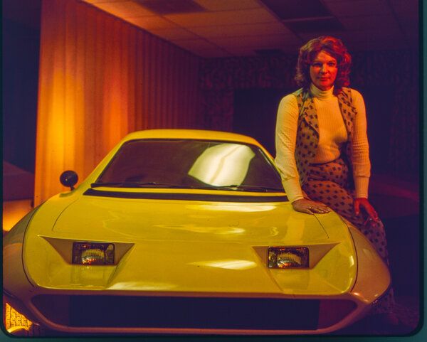 The Lady and the Dale, en HBO-dokumentserie, spårar Elizabeth Carmichaels häpnadsväckande liv.
