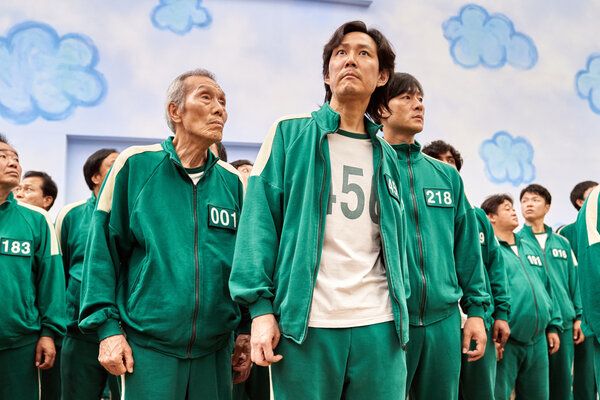 Lee Jung-jae, ortada, Oh Yeong-su, solda ve Park Hae-soo, Squid Game