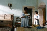 Lashana Lynch, izquierda, y Ebonee Noel interpretan a hermanas que son primas de Juliet en Still Star-Crossed, que comienza el lunes en ABC.