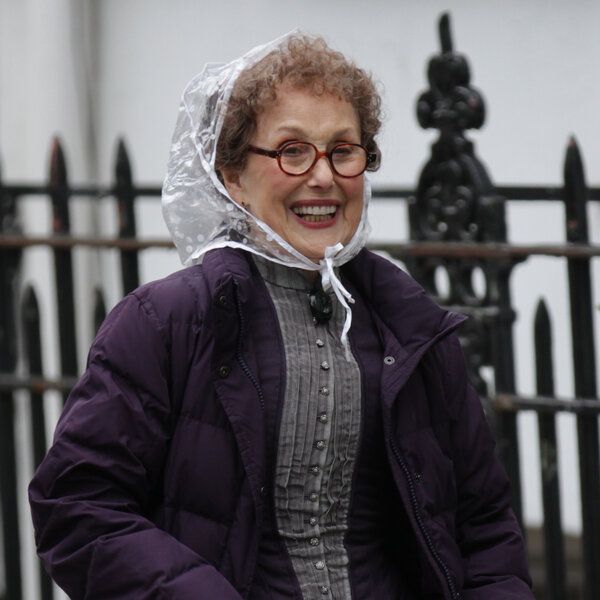 Una Stubbs filmuoja „Šerloką“.