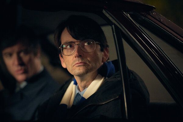 W Des, David Tennant występuje jako szkocki seryjny morderca Dennis Nilsen, drapieżny potwór owinięty w banalną powierzchowność.